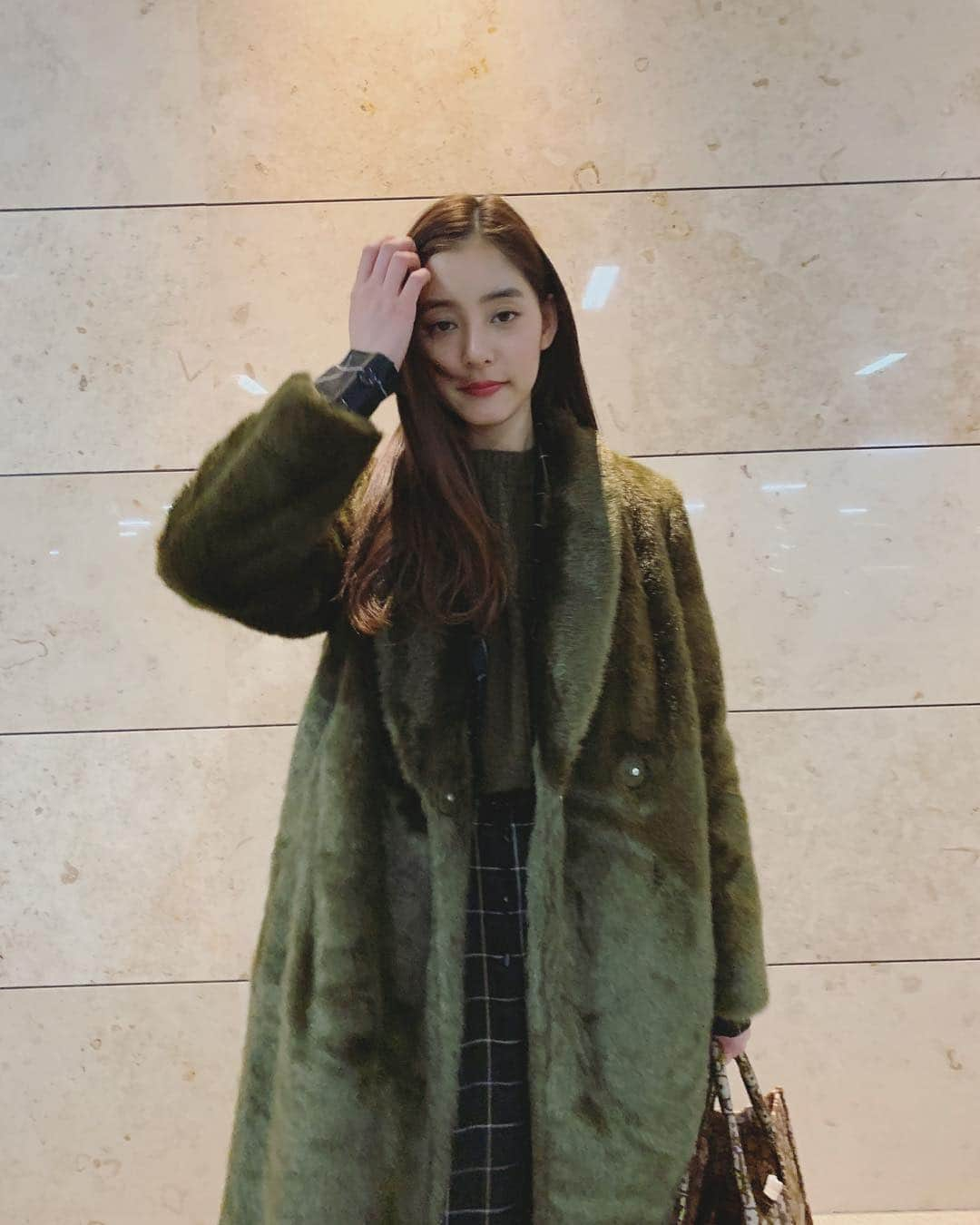 新木優子さんのインスタグラム写真 - (新木優子Instagram)「私服 outer : @stylings_official  setup : @hm  knit : @isabelmarant  shoes : @drmartens_japan  bag : @dior」2月14日 0時04分 - yuuuuukko_