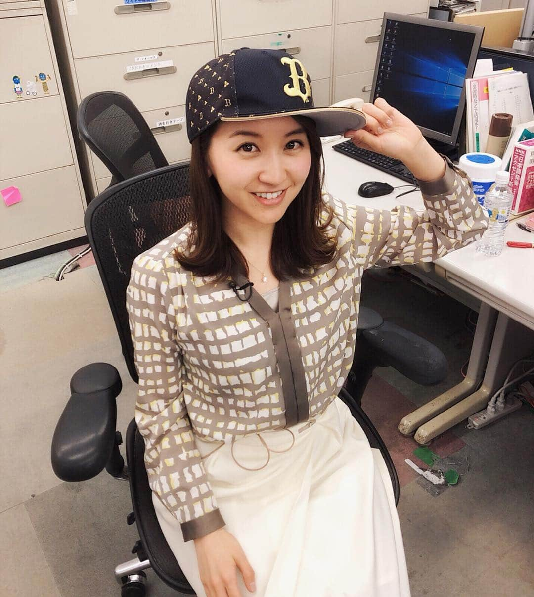 袴田彩会さんのインスタグラム写真 - (袴田彩会Instagram)「⚾︎⚾︎ 初めて楽天以外のキャップをかぶりました！ (メジャーは除く) スタッフさんが持っていたオリックスのキャンプ取材帽‼️ あらオシャレ😋✨✨ かぶらせてもらいました☆ かぶりなれてないせいか、しっくりこないけどカッコイイ✨ 楽天のキャンプ行きたかったなぁ🌸今年もプロ野球開幕が楽しみです☺️ 〜 #プロ野球キャンプ #オリックス#オリックスバファローズ #宮崎キャンプ #キャンプ帽 #楽天イーグルス #キャンプ行きたかった #あくまで楽天推し #ご心配なく」2月14日 0時15分 - ayae.ha