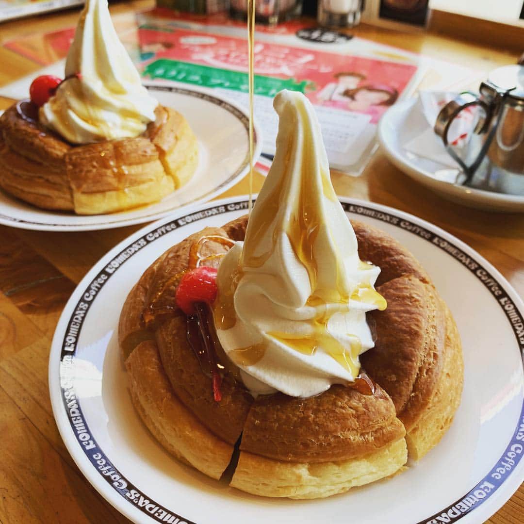 のってんのインスタグラム：「かえるくんとコメダ来たらなんかニコニコバレンタインキャンペーンっていうのやってて、ミニシロノワール1つ頼んだらもう1つもらえた！！ヤッター！！名古屋に来たら是非食べて欲しいシロノワール！！」