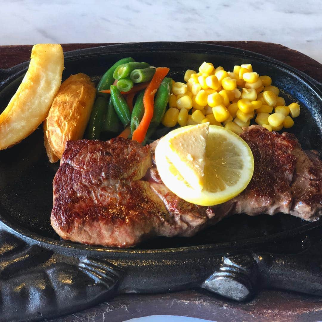 池永百合さんのインスタグラム写真 - (池永百合Instagram)「沖縄といえば締めステーキ🥩🍴 ジャッキー、88、HAN'S…有名なお店がたくさんある中で、88のステーキと最後の写真がHAN'Sのステーキです💓💓 私は、個人的に88推し🙆‍♂️お肉が柔らかくて肉厚で💓💓 ・ ・ 沖縄の方は #A1ソース をかけて食べるのがメジャーらしいけど、私はA1ソースが苦手なので別のソースをかけて食べてます。笑 去年食べたジャッキーステーキは、A1ソースしかなかったから、頑張った記憶ある😂笑 ・ ・ ・ #沖縄の思い出シリーズ #沖縄 #沖縄ステーキ #ステーキ #ジャッキーステーキハウス #沖縄ステーキハウス88 #ジャンボステーキハンズ #200gじゃ足りなかった #締めステーキ #池永百合 #中スポ公認グランパス応援マネージャー #dela #アイドル #idol #レースクイーン」2月13日 16時16分 - ikenaga_yuri