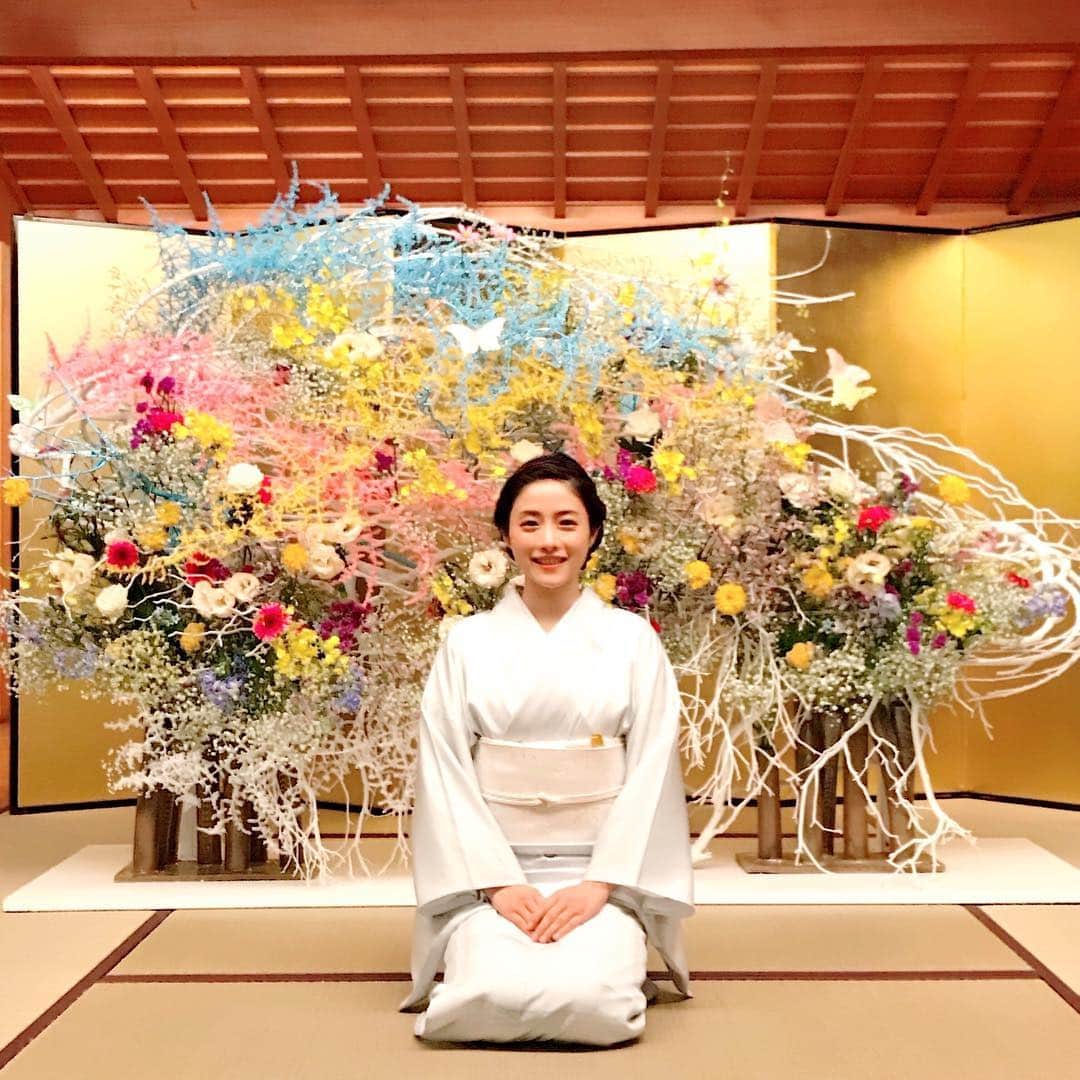 日本テレビ「高嶺の花」さんのインスタグラム写真 - (日本テレビ「高嶺の花」Instagram)「‪皆さま、お久しぶりです。‬ ‪2018年夏、美しい生け花に囲まれ、美女と野獣の恋愛模様を描いたドラマ「#高嶺の花」のDVD&Blu-ray BOXが本日発売されます！‬ ‪再び「高嶺の花」の世界に浸ってくださいね。‬ ‪#石原さとみ #峯田和伸 #芳根京子 #千葉雄大‬」2月13日 16時25分 - takanehana_ntv