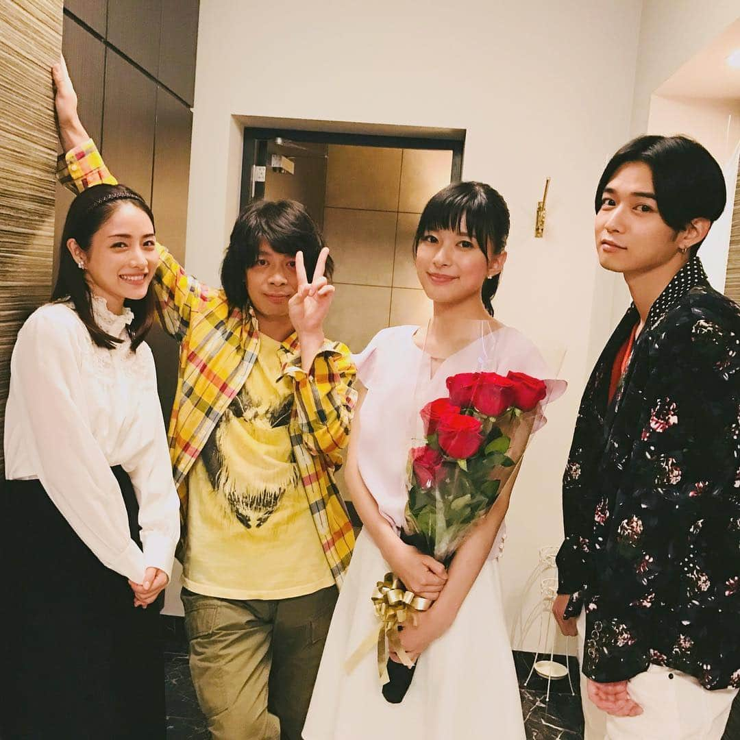 日本テレビ「高嶺の花」さんのインスタグラム写真 - (日本テレビ「高嶺の花」Instagram)「‪皆さま、お久しぶりです。‬ ‪2018年夏、美しい生け花に囲まれ、美女と野獣の恋愛模様を描いたドラマ「#高嶺の花」のDVD&Blu-ray BOXが本日発売されます！‬ ‪再び「高嶺の花」の世界に浸ってくださいね。‬ ‪#石原さとみ #峯田和伸 #芳根京子 #千葉雄大‬」2月13日 16時25分 - takanehana_ntv