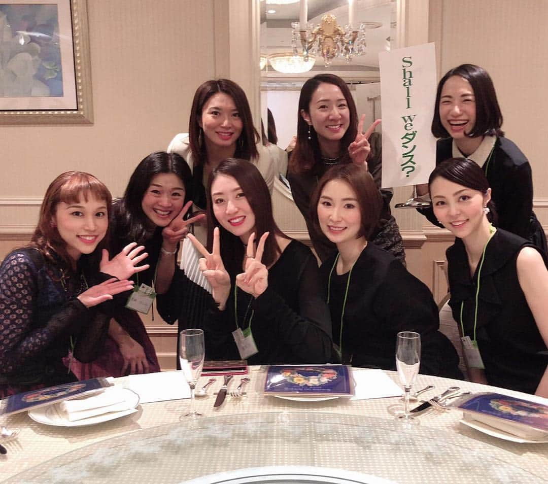 涼瀬みうとさんのインスタグラム写真 - (涼瀬みうとInstagram)「先日の #大雪組会 ❄️ ‪雪組発足95周年ということで、植田紳爾先生を始め、‬元雪組生が総勢‪160名集まりました🍽‬ 参加者の中で、私たちの期は下から４学年目という、なんとも恐れ多い大同窓会でした💦 ‪大大大先輩から下級生まで、おとめの写真スライドや、当時の映像、歴代トップスターの方々のご挨拶、歌のご披露など、最後はみんなで「すみれの花咲く頃」の大合唱し、お開きとなりました。‬ ‪ひたすら眼福👀✨‬💕 . お見せしたいお写真は沢山あるのですが、、諸々諸事情により、許可を頂けた方とのお写真のみです。 #宝塚 #雪組 #TAKARAZUKA ‪#68期 の方‬ ‪#一路真輝 さん‬ ‪#79期 の方‬ ‪#水夏希 さん‬ ‪#84期 の方‬ ‪#麻樹ゆめみ さん‬ ‪#85期 の方‬ ‪#神麗華 さん‬ ‪#森咲かぐや さん‬ #88期 の方 #夢華あやり さん #彩夏涼 さん #鳳翔大 さん #紫いつみ さん #真麻ひとみ さん #89期 #蓮城まこと #桜寿ひらり #90期 #凰華れの ちゃん #91期 #白渚すず ちゃん #93期 #千瀬聖 ちゃん . これまで95年の雪組の歴史に携わり伝統を紡いできて下さった上級生の方々の偉大さを身に染みて感じ、改めて尊敬と感謝。 “清く正しく美しく” 時代と共に変化もするけれど、宝塚の守るべき伝統と、上下関係、絆、温かさを再確認し、宝塚の生徒であったこと、雪組の一員であったことを誇りに思う、そんな貴重な一日でした😊😊😊 幹事をして下さいました大先輩の皆さま、本当に有難う御座居ました🙇‍♀️ これから100周年....120周年...とあなたたちの世代も手伝い、引き継いでやっていくのよ！とお言葉を頂き、今からガクブルです（笑）」2月13日 16時35分 - sanae3337777777