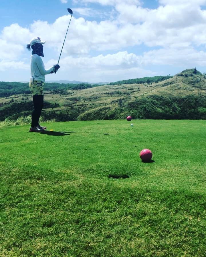 のインスタグラム：「明日からのグアム知事杯に向けて、練習ラウンド⛳️✨ 暖かいところでゴルフが出来て、幸せいっぱいです☺️ #グアム知事杯#archivio#アルチビオ#真っ黒になりそう#golf#ゴルフ#練習ラウンド」