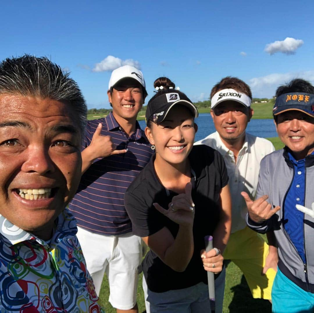 星野英正さんのインスタグラム写真 - (星野英正Instagram)「今日はホアカレイで⛳️ラウンドして練習‼️ またまた、たまたま久しぶりに TUBE の前田さんと会った🤩 「ハワイが似合うねー」と言われて😂 いやいや‼️ハワイと言えば前田さんですから🤣って感じで気さくで楽しい昔から大好きな方です🎼🎤 そして女子プロゴルファーのハワイ出身シド沖野プロと顔のデカイプロと北川祐生と回り🏌️‍♂️ その後 北川レッスンしながら自分の練習㊙️㊙️㊙️ 明日もホアカレイで一日中練習 ⛳️⛳️⛳️⛳️⛳️⛳️⛳️⛳️⛳️ 北川ついてこれるか?????😂 #TUEB#前田亘輝#ホアカレイ#シド沖野#北川祐生#プロゴルファー#女子プロゴルファー#ハワイ#ハワイのとおるさん」2月13日 16時49分 - hidemasa_hoshino