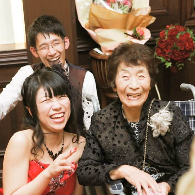 迎賓館ヴィクトリア/結婚式(富山・高岡・金沢・小松・福井)さんのインスタグラム写真 - (迎賓館ヴィクトリア/結婚式(富山・高岡・金沢・小松・福井)Instagram)「#最高の笑顔 😊🔅 新郎新婦とおばあ様のウエディングパーティーでの 1ショット😆✨最高に幸せな瞬間(*´꒳`*) * * * * * ⛪️ウエディングフェアや💡お問い合わせは プロフィールからHPをご覧下さい✧︎*。 @victoria_weddingstyle ☎️お電話でのお問い合わせもお待ちしております *迎賓館VICTORIA福井 TEL 0776-23-5011 *迎賓館VICTORIA小松 TEL 0761-23-7055 *金沢グローブ TEL076-238-5211 *迎賓館VICTORIA高岡 TEL 0766-27-1155 *富山セントマリー教会＆迎賓館VICTORIA TEL 076-423-6688 *。 *。 #迎賓館ヴィクトリア #ヴィクトリア #福井ヴィクトリア#小松ヴィクトリア #高岡ヴィクトリア#富山ヴィクトリア#vic花嫁 #vic婚#ウェディング #ブライダル #結婚式  #結婚式場 #福井結婚式場#結婚式準備 #卒花嫁 #北陸花嫁 #福井花嫁 #家族愛 #ウエディングフェア #フェア #福井#福井市#ウエディングパーティー#victoria__restaurant#victoria_clubvictoria#ヴィクトリアグローブ#ヴィクトリアフォレスト#笑顔#楽しい」2月13日 17時09分 - victoria_weddingstyle