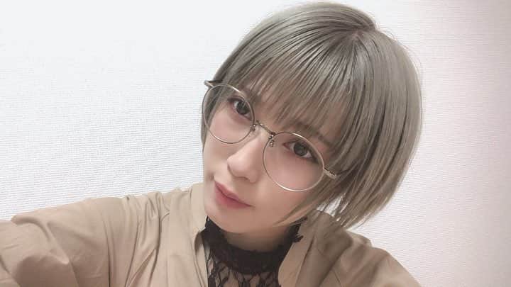 横川ユカのインスタグラム：「人生初の度入り眼鏡です。ずっと欲しかったゴールドのラウンド型。定員さんがキラッと反射する物よりこっちのほうが似合うと言ってくださったので🤤💓アンティークな感じでお気に入りです！  見える世界変わるね！  #自撮り女子 #自撮り #selfie #眼鏡 #眼鏡女子 #丸眼鏡 #ラウンド型 #jins #gold #goldaccessory #new #newhair #haircolor #hair #ジェラトーニ 色 #ashhair #グレージュ #オリーブアッシュ #金髪ショート #ショートヘア #ファッション #fashion #ungrid #beige #black #instafashion」