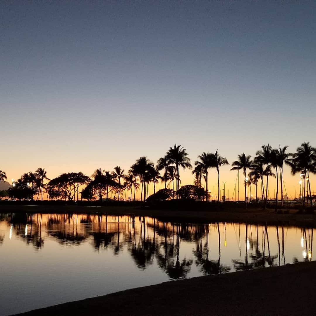 瀬川慶のインスタグラム：「This is the reason we love Hawaii! #hawaii #oahu #waikiki #aloha #luckyweliveinhawaii #hiltonhawaiianvillage #hiltonlagoon #sunset #ハワイ #オアフ #ワイキキ #ヒルトンハワイアンビレッジ #ヒルトンラグーン #サンセット #アロハ」