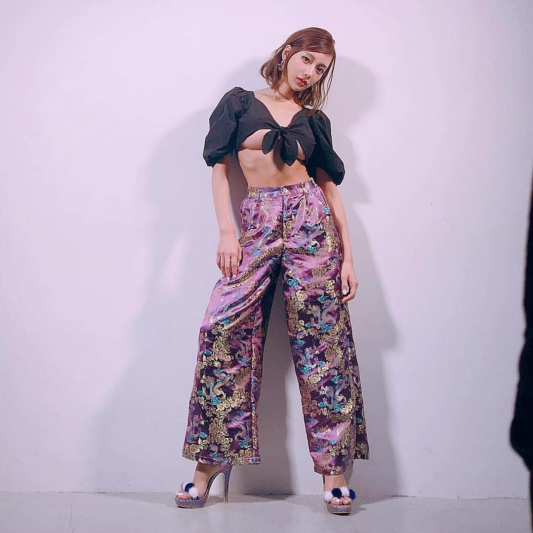明日花キララのインスタグラム：「💌 皆様、寒い日が続いていますが体調大丈夫ですか？ いよいよ明日はハッピーバレンタイン🍪🧸🍫🍓 ということで！！！ 私のスタイルブック発売日です！㊗️ これまで写真集は何度も出したことがありますが、スタイルブックはお初なんです。普段の明日花キララや過去の明日花キララをぎゅっと詰め込んだ一冊となっていて、こんなに曝け出しちゃってみんなに嫌われないかな？と少し不安でお腹が痛いです. .😖💭 でもでも、皆様に喜んでもらえるよう一生懸命頑張りましたので最初から最後まで細かい文字まで見てもらえたらとても嬉しいです🐇🎀💞 そして、感想も#neonude でどんどん書いちゃってくださいね🤝❤︎ それでは、 2／１４(東京) 2／１７(名古屋.大阪)での握手会でお逢い出来ること楽しみにしてます！ すき👼🏻♥️ . #写真はスタイルブックの撮影での一枚 #みんなの好きなショットも教えてね」