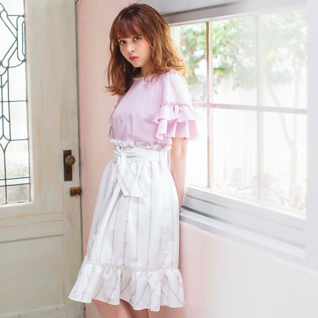 モバコレのインスタグラム：「. 【LODISPOTTO】 . #加藤ナナ さん着用♪ 春の先行予約アイテムが続々追加☆ 透けチュールニットやギンガム柄ワンピなど、春の訪れを感じさせる、SWEETでロマンティックな最新アイテムをチェックしてくださいね♪ . お求めはファッション通販モバコレでت　プロフィールのURLからどうぞ⇩ . @mobacolle . #lodispotto #ロディスポット @lodispotto_official . #春服 #春コーデ #春服コーデ #fashion #coordinate #ファッション #code #大人女子 #オシャレ #cute #かわいい #kawaii #beautiful #お洒落さんと繋がりたい #可愛くなりたい #今日も1日頑張る #女の子のカワイイを応援 #モバコレ #mobacolle」