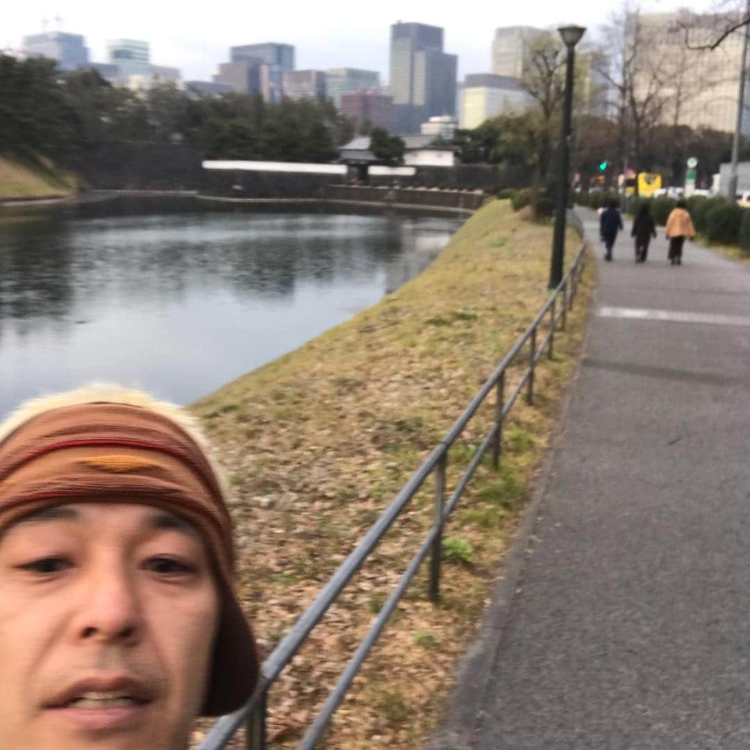 田村亮さんのインスタグラム写真 - (田村亮Instagram)「今年初の皇居ラン #ロンドンブーツ亮 #皇居ラン #少し白いアスファルト部分は温度が上がりにくいそうです #東京オリンピックのマラソンコースはこのアスファルトになるらしい#暑いと走りにくいからね#ランスマで教えてもらいました#3周予定だったのだが、、 #1周半で左足の外側が痛くなったので、ウォーキングに切り替え^_^、」2月13日 18時43分 - ryo_tamura7