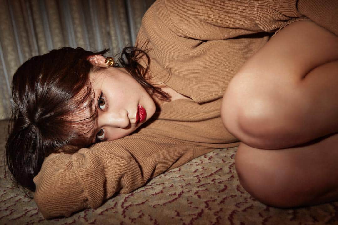志田友美（ゆうみん）のインスタグラム：「ずっと撮ってもらいたかったの 色味や撮り方が大好き〜。 thank you🙏🙏❤️ 📸 @i_dee_hideakiaraoka」