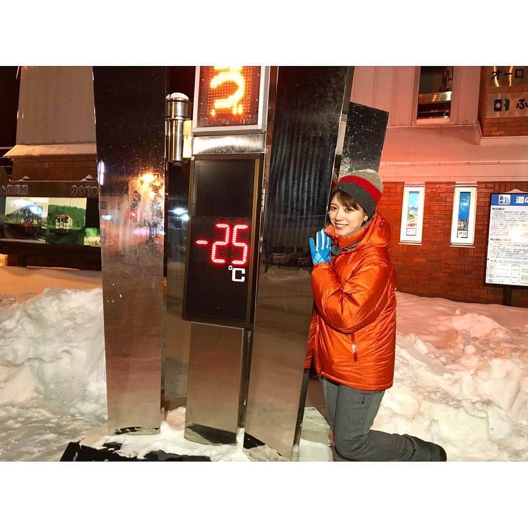 のインスタグラム：「* 先週の報道ステーションは 「日本一寒い町」 北海道陸別町からお伝えしました☃️ −26度を初体験。 寒さで5分も外に立っていられなかったです。 取材をしてわかったことは、やはり地元の方々は寒さに強い！！ ヒーヒー言っていたのは私たちだけでした🤭笑 半袖半ズボンの小学生には驚きました😵 私は最後まで寒さには慣れなかったです…🤦🏼‍♀️笑 陸別町の皆さん本当に優しく、 気温は“寒い”町ですが、人はとっても“暖かい”町でした💓 . 1枚目:-25度と記念撮影📸 2枚目:一緒に取材をしてくださったHTBのお二人と 3枚目:豚丼！！ご飯モリモリで力がつきました✊ 4枚目:宿のお父さんと👴報道陣バブルだ〜と早朝から写真を撮りにきていました笑笑 5枚目:寒い中、犬（もこちゃん）のお散歩をしていた宇野さんと🐶 6枚目:しばれフェスティバルのかまくらに入って❄️ 7枚目:寒すぎてカチコチに凍るまで頑張れませんでした🤦🏼‍♀️. その他、たくさんの方にご協力いただきました。 本当にありがとうございました😊 * #北海道#陸別町#日本一#寒い町#−26度#報道ステーション#天気#snow#豚丼#オーラハウス#しばれフェスティバル#コーギー#寒い#cold#htb#三谷紬#テレビ朝日#アナウンサー」