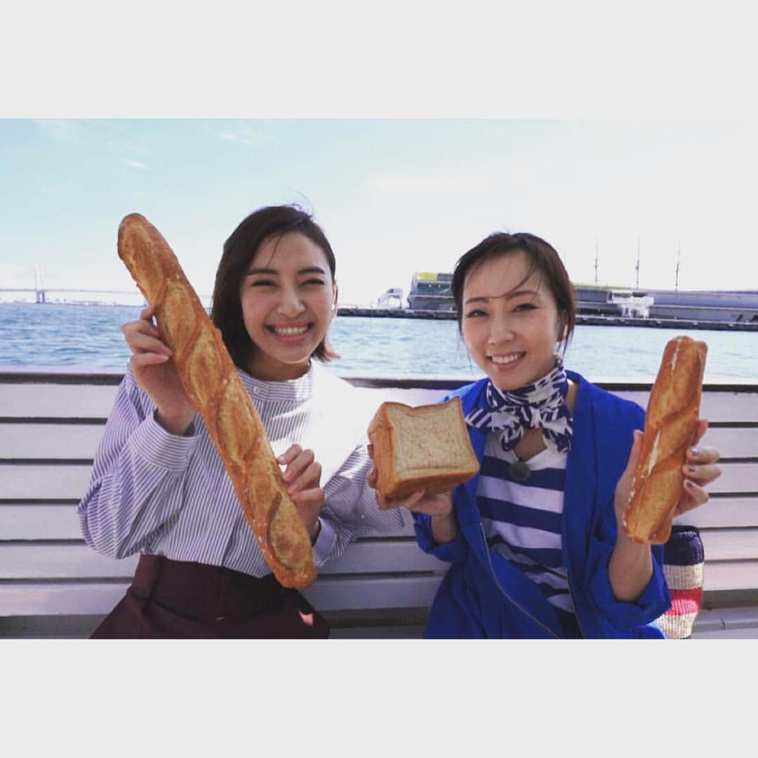 岡本あずささんのインスタグラム写真 - (岡本あずさInstagram)「. お知らせです🙇‍♀️ 明日2/14 19:00〜19:30 NHK BSプレミアムで放送されます、木南晴夏さんの「パン旅。」にゲスト出演させて頂きます。横浜で美味しいパンの旅！！そしてムラサキ様と久しぶりにお会いできて本当に嬉しかったです☺️✨是非ご覧くださーい！」2月13日 19時32分 - azusaokamoto_official