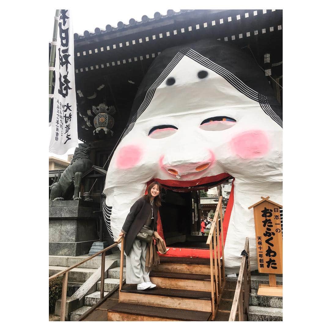 のインスタグラム：「＼お多福さん／ 週末の博多にて。 お櫛田さん⛩こと櫛田神社に、節分の前後お目見えするお多福さん。 何年か越しでやっと見られた！ ． お多福さんは各鳥居に居て全部で三面。 1枚目と👆2枚目が正面。1番大きい。 道を曲がるとどーんと現れる迫力たるや。  1番お顔が好みなのは3枚目でした。やや呑気な雰囲気で好き。福がありますようにと、くぐってきました。 皆くぐるもので、頭が当たりやすいであろう鼻が荒れていた。 ． 梅もちほら咲いてました。行けて良かった。 #福岡観光 #櫛田神社 #櫛田神社お多福」