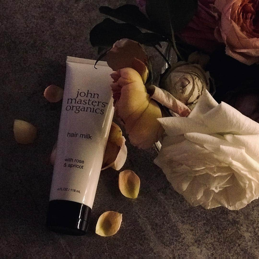 大草直子さんのインスタグラム写真 - (大草直子Instagram)「@mimollet のコラムでも書いたけれど、 @johnmastersorganics_japan のローズオイル入りヘアミルク。朝、ふわっふわの髪に触れるのがワクワクするくらいの即効性♡重たすぎない使用感、立ち上るバラの香り。スタメン仲間入り！ @johnmastersorganics_japan  @mimollet  #johnsmedley  #eyevan7285  #ピアスはタサキだよ #46歳の今の髪が #一番好きだ #この年齢でまだ #自分の好きが見つかる喜び」2月13日 20時00分 - naokookusa