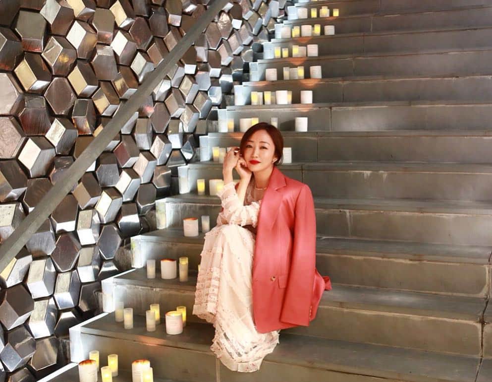 神崎恵さんのインスタグラム写真 - (神崎恵Instagram)「メゾン クリスチャン ディオールの香りの世界へ。 ベースからポイントメイクまでDiorのコスメでメイクをし、 フレグランスのボトルを思い描きながら淡いピンクのドレスで出席しました。 ピンクの甘さは赤のルージュとブラックのリキッドアイライナー、シンプルなストレートのまとめ髪を合わせ調整。 優美な香りに包まれたひとときでした。 たくさん撮っていただいた写真の中から、メイクと雰囲気がわかりやすいものを数枚。 22種類の香りからズレなく感覚にピタリときた香りを選びました。 今日は、その香りを纏いお仕事へ。 気持ちに華が、そして、会う方会う方に「いいにおい」と言っていただけた嬉しい日になりました。 香りは大切。 #maisonchristiandior」2月13日 20時04分 - megumi_kanzaki