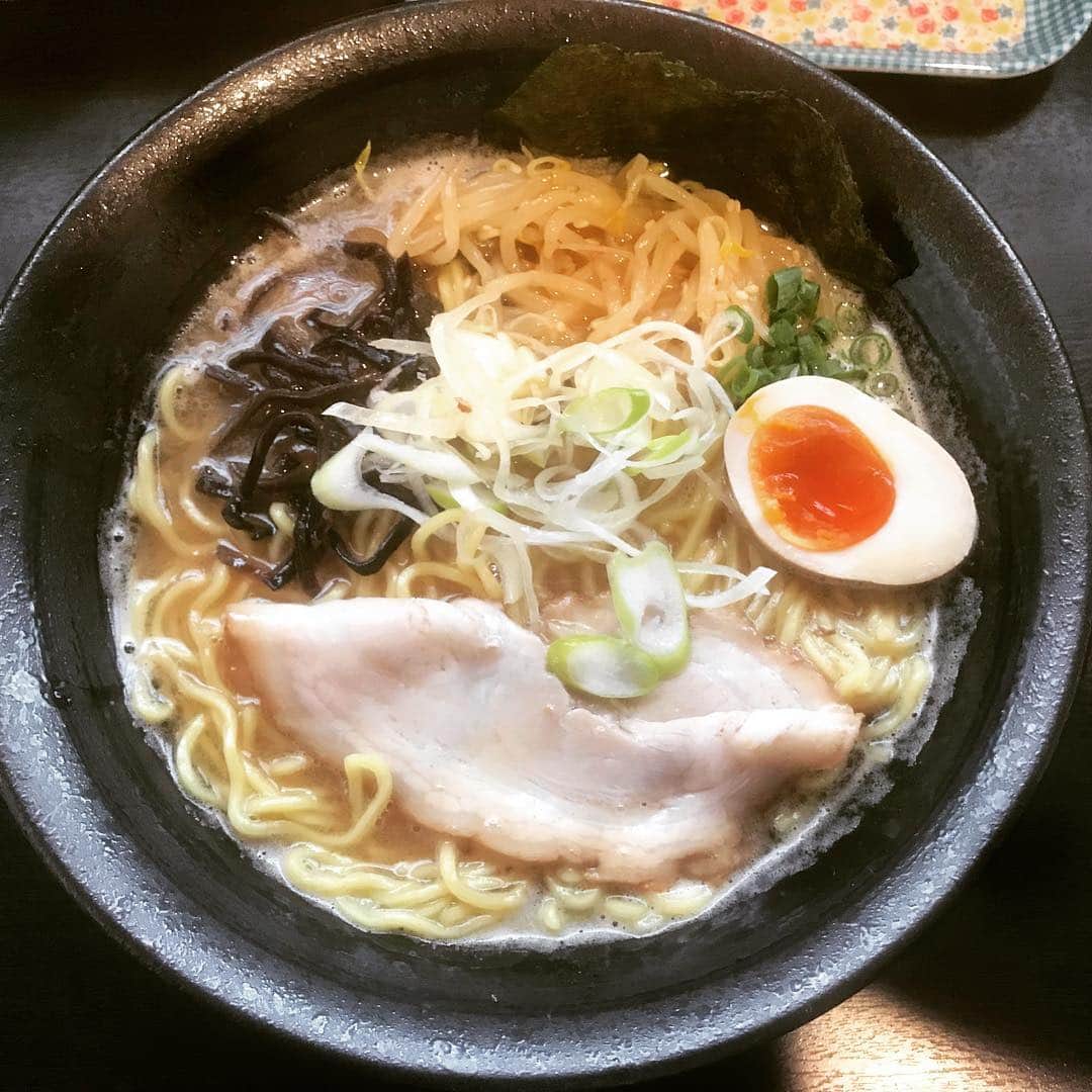 馬場皐輔のインスタグラム：「お昼にラーメン食べてきた🎶🎶 美味しい美味しい😋 ラーメンマンだよ😎 豚骨醤油ラーメン🍜🍜🍜」