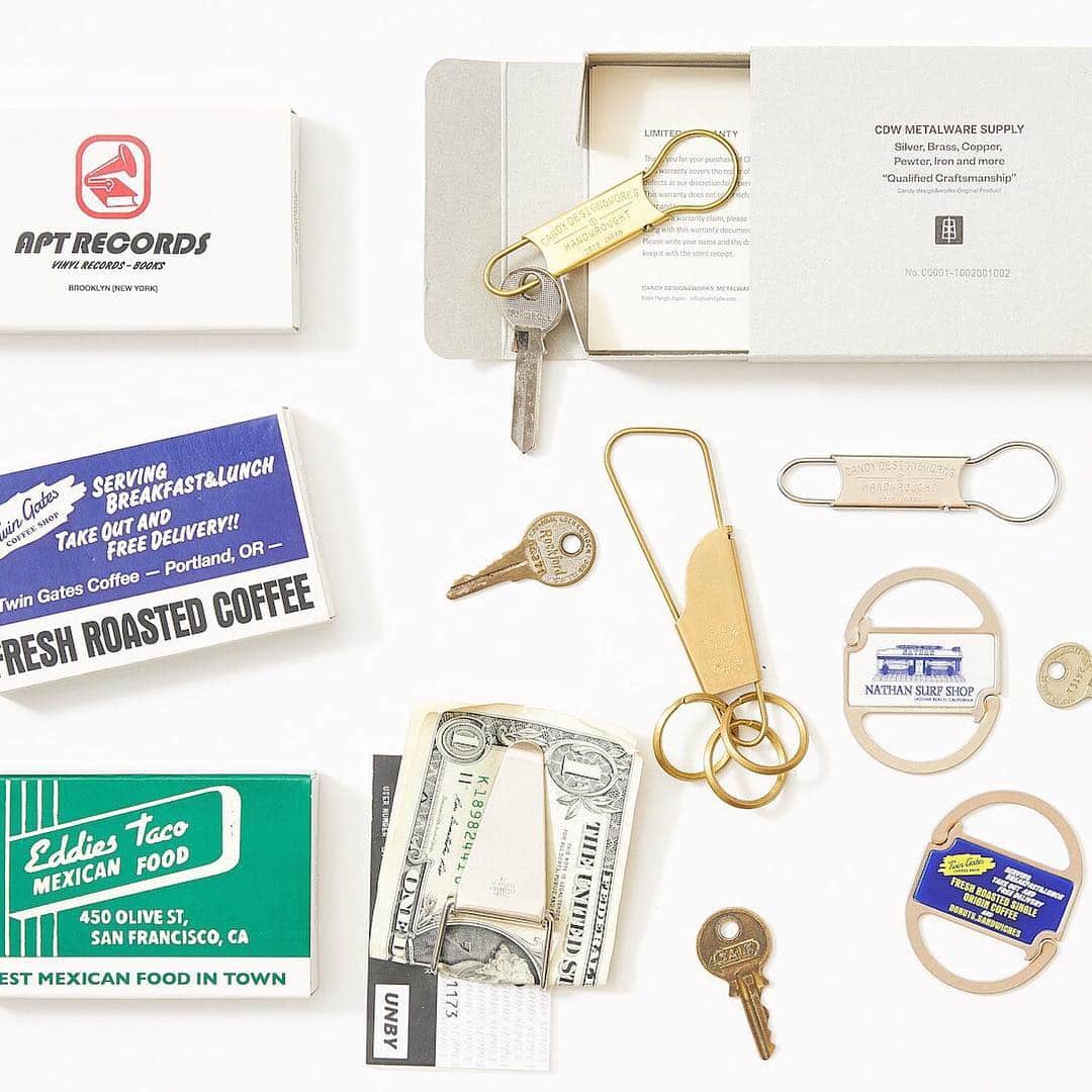 UNBY GENERAL GOODS STOREのインスタグラム：「2010 年よりブランドをスタートさせたcandy design&worksのアイテムは、まるで、アメリカのアンティークショップで出逢った一点もののようです。 UNBYでは、男心をくすぐるキーリングなどのアイテムの他 に日本のKumbaのお香とのコラボレーションスティックなど をセレクト。 ブランド名は敬愛するジャズトランペッター Lee Morganの アルバムタイトルに由来とのこと。UNBYストアが考えるプレゼントにぴったりの”気の効いたちょっとしたもの” の代表選手です。 . . . #unby #candydesignworks #candydesignandworks #キャンディデザインワークス #キーホルダー #バレンタインデー #バレンタイン #unbygeneralgoodsstore #unbybestgiftlist」