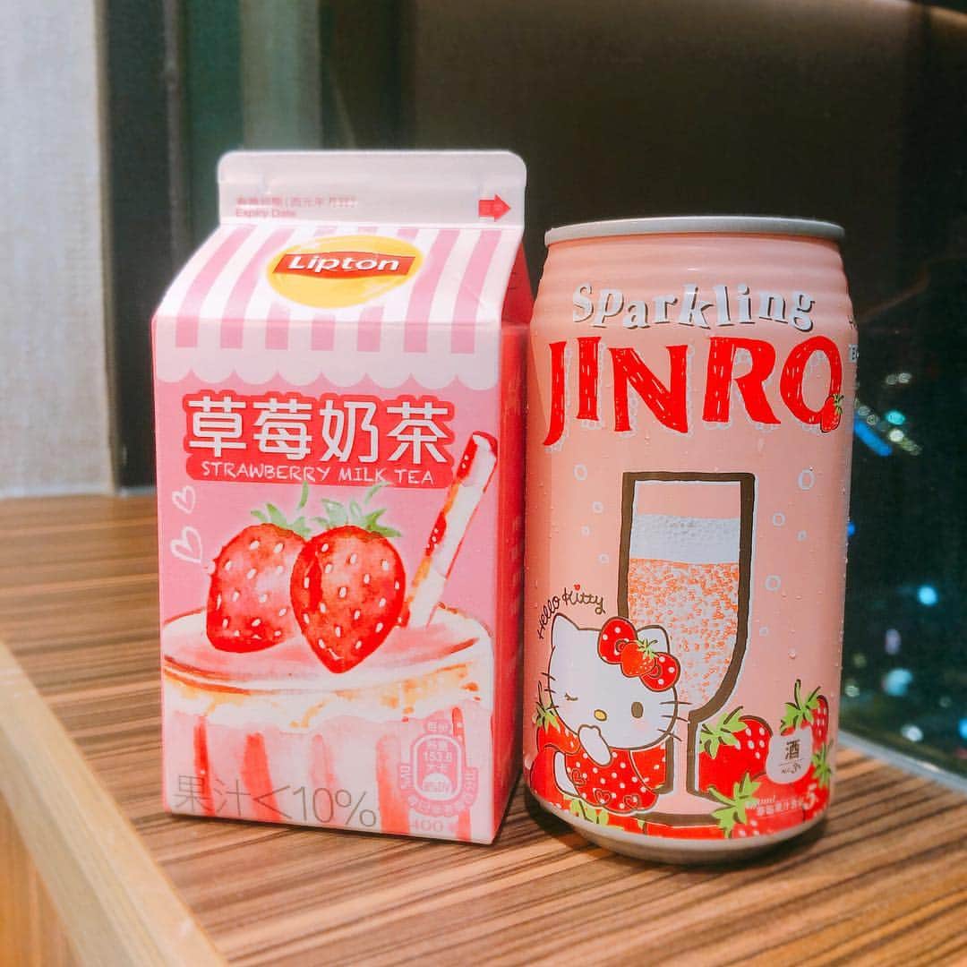 渡辺茉莉絵のインスタグラム：「初めてくる場所#台湾 ✈️🎀 全く映えな写真は撮ってないけど無駄に#飲み物 の写真だけあるから記録用に載せさせてくだしゃい🍓❤️❤️ みんな大好き#セブンイレブン で#いちごフェア が開催されてたからかわいい#いちごミルク と#キティちゃん の#JINRO を🍼💕笑 あとはこっちで有名らしい#50嵐 の#タピオカ ちゃん☺️💓これ本当に美味しかったーーーー！👌 #taiwan #taipei #trip #drink #strawberry #strawberryfestival #tapioca #50lan #yammy #pink #happy #japanesegirl」