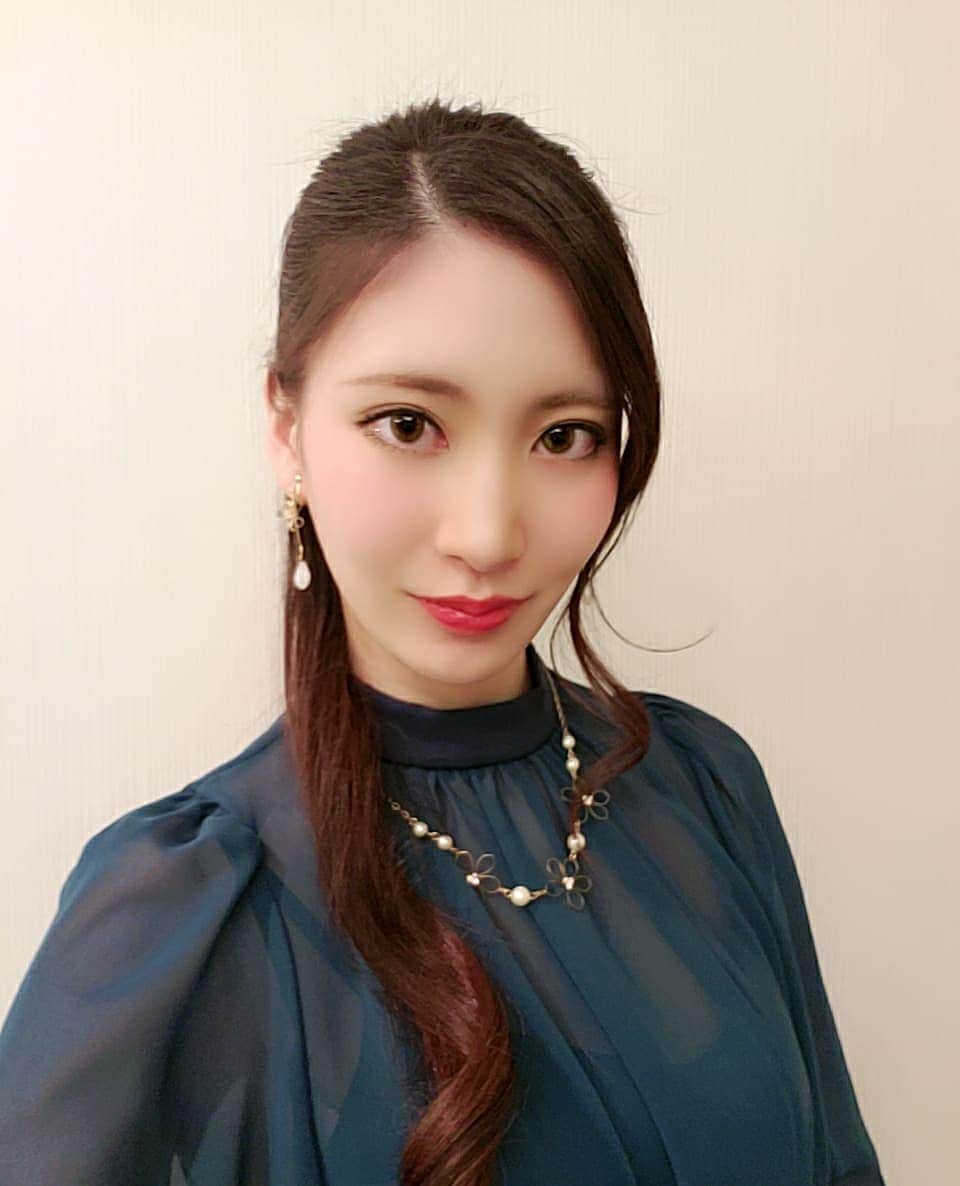 のインスタグラム：「. 先日は星組大劇場公演の千秋楽へ、 退団する同期、華鳥礼良のお手伝いをしに行って参りました😄 白いお洋服姿や、紋付袴姿を見るとやはり込み上げてくるものがありますね😢 ご挨拶もとてもほっしーらしく、あたたかい気持ちになりました😌  なんとフェアウェルパーティーでは司会もさせて頂きました！ ほっしーとファンの皆様との大事なフェアウェルパーティー。 少しでもお力になれていたら嬉しいです😌  そして元雪組の香音有希さんもお手伝いをされにいらっしゃっていて、お会いできたのが嬉しくてご一緒にお写真撮って頂きました✨ 私は新人公演でゆかこさんのお役をたくさんさせて頂いたのです✨ 思い出話に花が咲く🌸  あと懐かしきルマンのサンドイッチ。 これ大好き。 宝塚に着いた時から食べたいなぁと思っていたので食べれて幸せでした🍀  #星組 #千秋楽 #宝塚大劇場 #97期 #華鳥礼良  #元雪組 #香音有希 さん  どうか退団者の皆様が、 東京公演の千秋楽まで楽しく幸せに卒業できますように…😌」