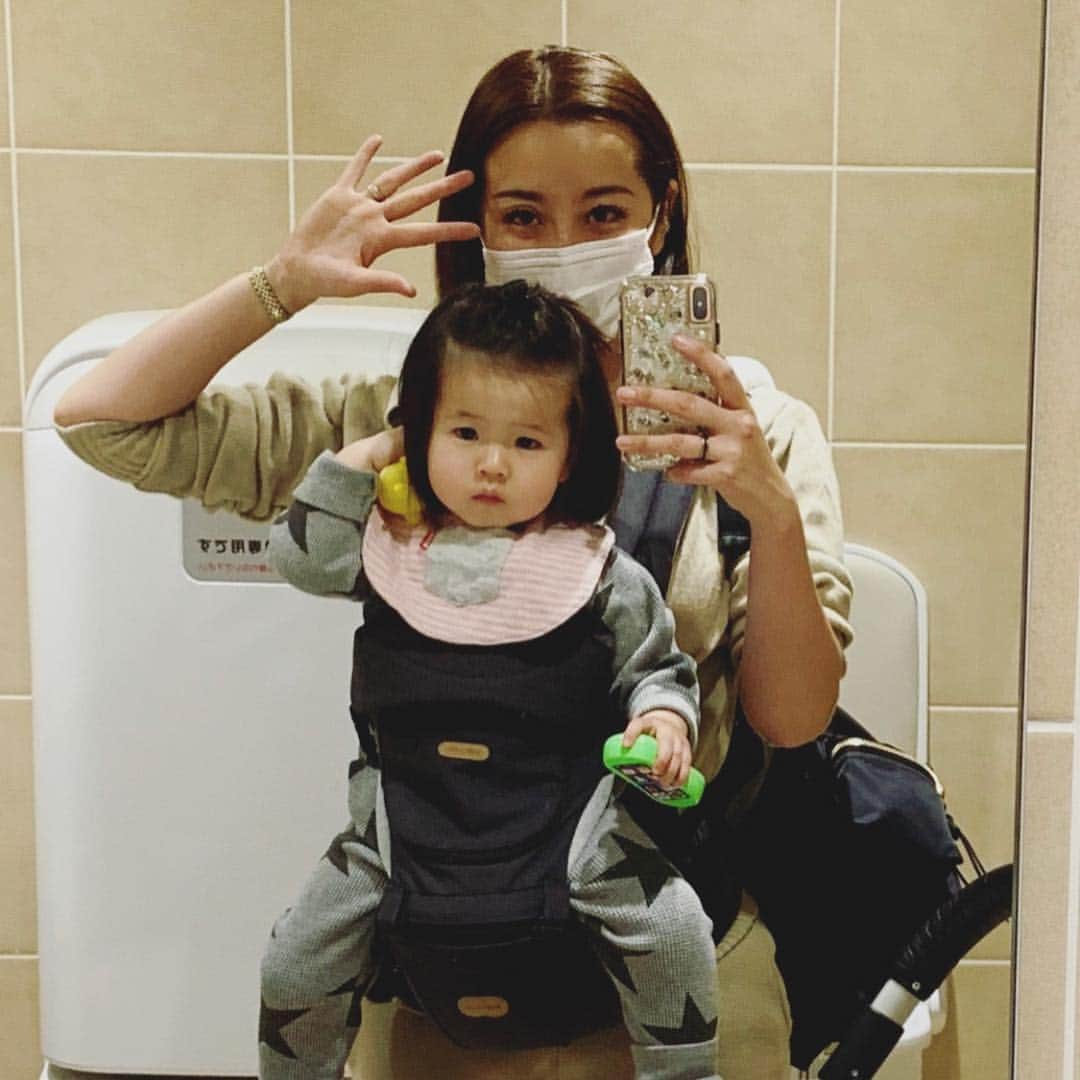 PINKYさんのインスタグラム写真 - (PINKYInstagram)「大阪✈︎Paris✈︎London . 私と娘2人での長距離フライト👩🏻👶🏻✈️🇬🇧 . 約14時間半、協力して楽しんで頑張りました🤝❤️ . 赤ちゃん連れ飛行機について以前質問をいただいたので、家からロンドンに到着するまでの行程を詳しくブログにupしました📝🌟 . エールフランスはアメニティが可愛くて食事も美味しくて快適だった🥰🍽✈️❤️ ・・・ ・・・ #love #happy #family #babygirl #１歳７ヶ月 #momlife #mamalife #NewBlogPost  #AirFrance #大阪 #Paris #London #kix #charlesdegaulle #heathrow #赤ちゃん連れ飛行機 #赤ちゃん連れ長距離フライト #赤ちゃん連れ海外長期滞在」2月13日 20時30分 - shanti_pinky_shanti