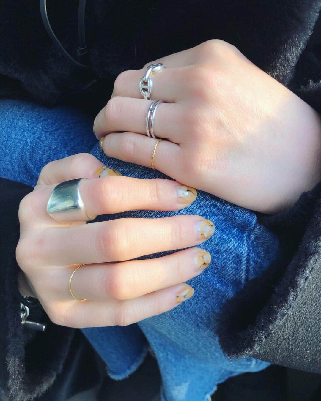 野尻美穂のインスタグラム：「ネイル変えた💅☺️🧡 #オレンジ色の大理石 #手の乾燥😇 #miho__nail #new #野尻さんの手元」