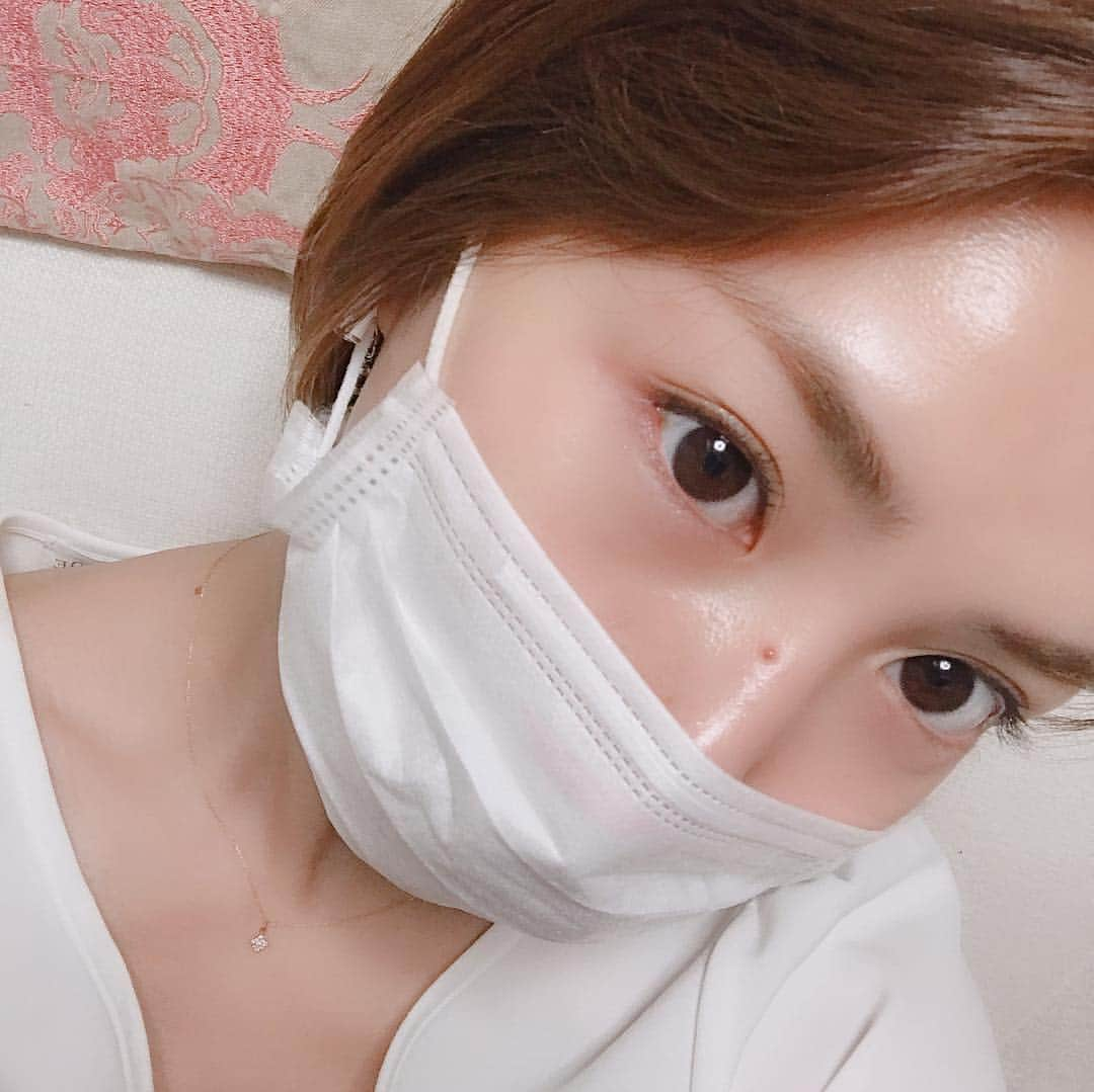 増田有華さんのインスタグラム写真 - (増田有華Instagram)「＊ 施術後すっぴん。  月一で必ず行くYSクリニックさん。 行ったあとは、いつもツルピカになりすぎて、蛍光灯をも見事に反射。肌の艶が一気に凄いことになります。ずっと見てられる🥺 もう通い始めて3年以上かな？ YSクリニックさんがないとわたしは生きていけない。 いつも丁寧な施術を有難うございます🥺💕💕 ＊ @ys_clinic #勝手にpr #笑 #すっぴんごめんなさい #は #言いません #謝る意味 #マッサージピール #レーザーフェイシャル #カーボンレーザー #白玉点滴 #このセットがいつものメニュー #お馴染み #肌蘇る #美容 #エステ #ysクリニック #恵比寿 #美肌ケア #美肌 #肌 #肌荒れ #肌荒れ改善 #ツヤ肌 #ニキビ #吹き出物 #ニキビあと #ニキビ跡 #ニキビ跡ケア #美容クリニック」2月13日 20時46分 - masuyuka_official