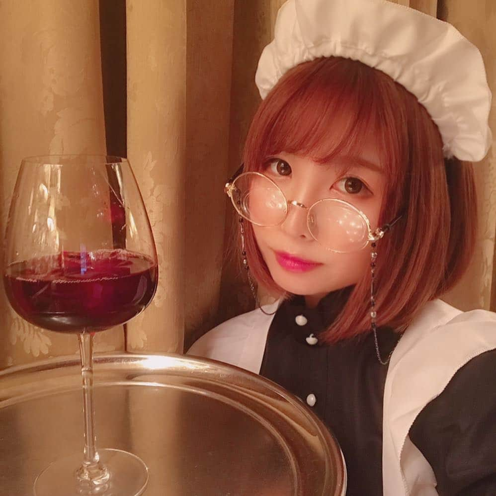 しらほしなつみさんのインスタグラム写真 - (しらほしなつみInstagram)「❤︎ 眼鏡のメイドさん🍷 どっちが好き？ ・ #メイド #メイドコスプレ #メイド服 #maid #コスプレ #コスプレイヤー #cosplay #cosplaygirl #cosplayer #眼鏡 #メガネ女子 #japan #japanesegirl #follow #followme #フォローミー #ウィッグ #カラコン #makeup #メイクアップ #粉我 #动漫 #角色扮演 #角色扮演者 #팔로우 #셀스타그램 #코스프레 #애니메이션」2月13日 20時41分 - shirahoshi.natsumi