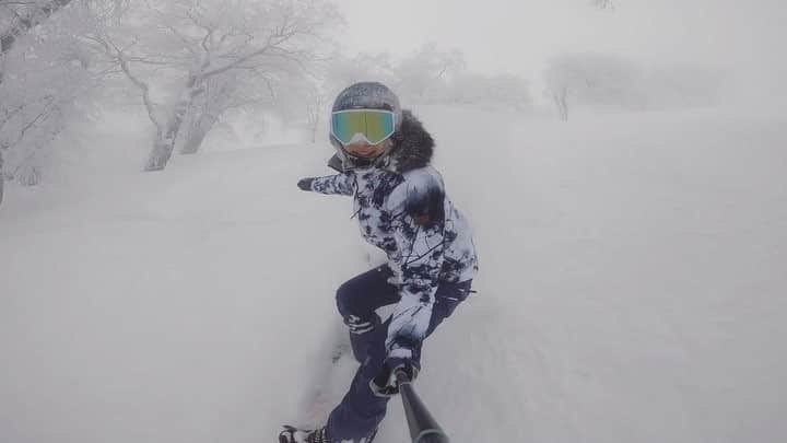 のインスタグラム：「久しぶりに自撮りしてみました 日本の雪は世界一ですね❄️ パウダー浴。良き日。 #japow #powder #snowboarding #snowboarder #roxysnow #roxy」