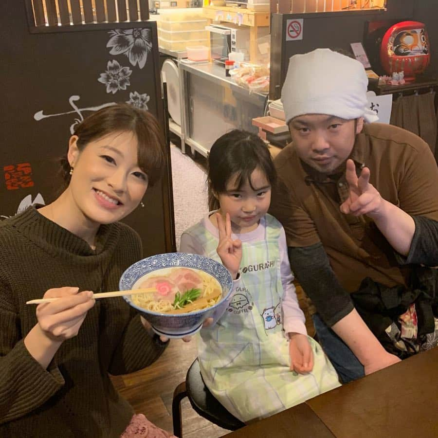 小宮山瑞季さんのインスタグラム写真 - (小宮山瑞季Instagram)「お待たせしました！ ラーメン特集です！！！ 今回も何杯もラーメンを食べました！ どれも個性的で、リポートしやすかったです。(笑) ・ あっさりラーメンに、からーいラーメン、がつんとボリューム大ラーメンなどなど人気店が登場•*¨*•.¸¸♬︎ ・ かわいい小学生の店員さんにも会いました♥️ 放送は今週の土曜はこれダネッ！で！ ・ 収録終わりにラーメンを食べるスタッフ。完全にオフショット📸笑 ・ #ラーメン #信州 #人気店 #めぐり #あっさり #辛い #こってり #がつん #ほっと一息 #これは見逃せない #かわいい #店員さん #オフショット #スタッフ #カメラマン #アシスタント #アナウンサー #こんな雰囲気です #いつも #笑い #土曜はこれダネッ #グルメ #今週放送 #長野放送 #小宮山瑞季」2月13日 21時07分 - komiyama_mizuki