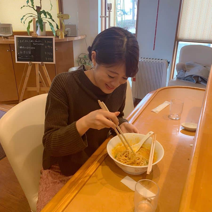 小宮山瑞季さんのインスタグラム写真 - (小宮山瑞季Instagram)「お待たせしました！ ラーメン特集です！！！ 今回も何杯もラーメンを食べました！ どれも個性的で、リポートしやすかったです。(笑) ・ あっさりラーメンに、からーいラーメン、がつんとボリューム大ラーメンなどなど人気店が登場•*¨*•.¸¸♬︎ ・ かわいい小学生の店員さんにも会いました♥️ 放送は今週の土曜はこれダネッ！で！ ・ 収録終わりにラーメンを食べるスタッフ。完全にオフショット📸笑 ・ #ラーメン #信州 #人気店 #めぐり #あっさり #辛い #こってり #がつん #ほっと一息 #これは見逃せない #かわいい #店員さん #オフショット #スタッフ #カメラマン #アシスタント #アナウンサー #こんな雰囲気です #いつも #笑い #土曜はこれダネッ #グルメ #今週放送 #長野放送 #小宮山瑞季」2月13日 21時07分 - komiyama_mizuki