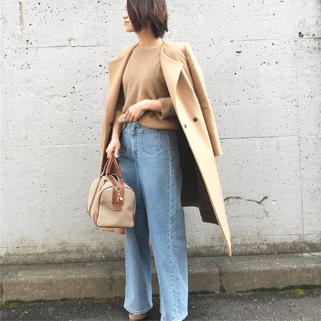 Mikaのインスタグラム：「beige×denim 今日も寒かった〜 ワイドデニムの中には厚手のインナーが仕込める😉 ・ ・ knit#bannerbarrett coat#nolleyssophi  denim#right_on @right_on_pr  bag#celinevintage ・ ・ #fashion#コーデ#ママコーデ#シンプルコーデ#大人カジュアル#MoreFunJeans#セリーヌ#vintagebag#ライトオン#denim#デニム#worldjeansmall #アメカジレディ#right_on#ライトオン#inred@right_on_pr＠inred editor」