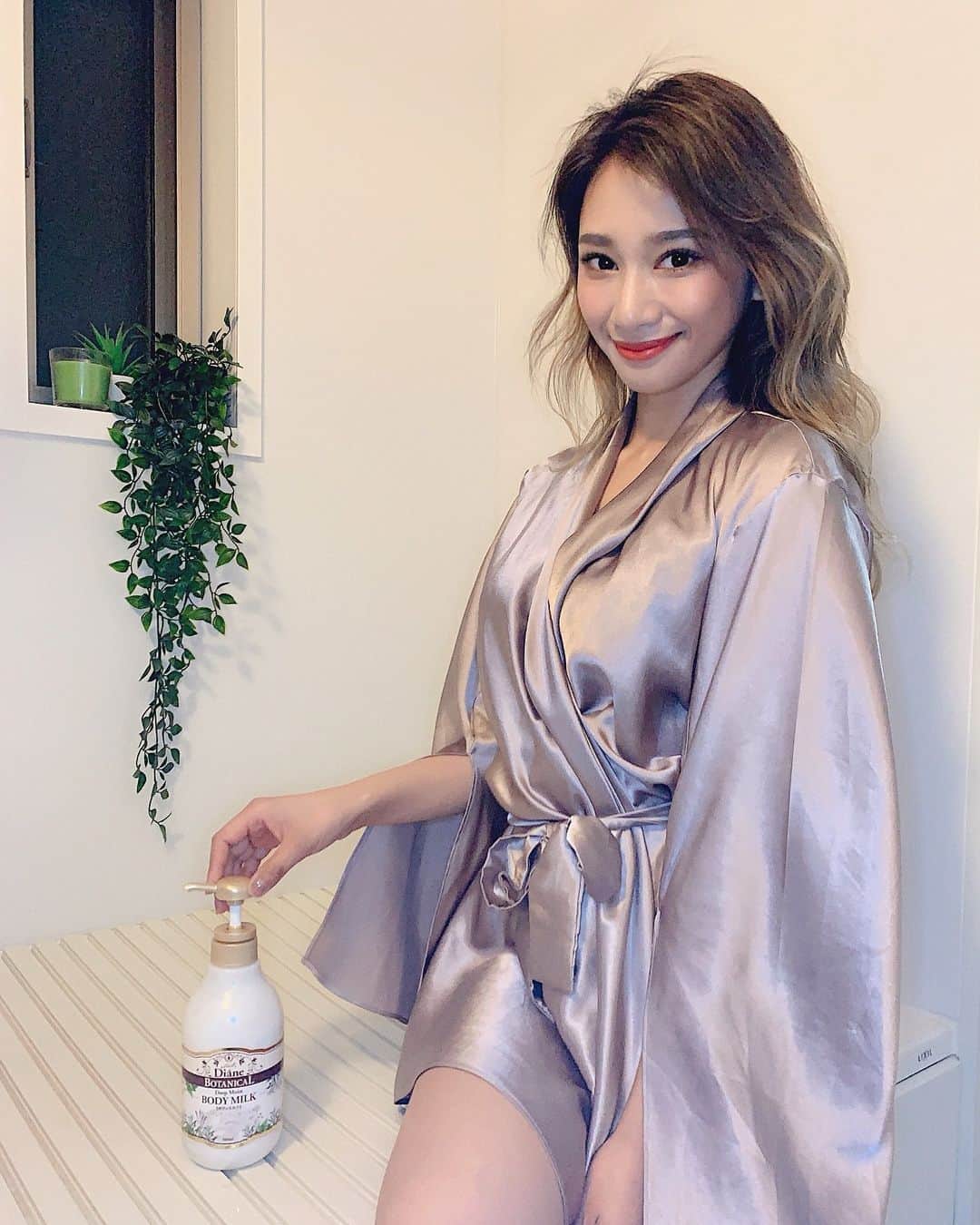 新井ニーニャのインスタグラム：「「いつぬるの？中でしょ！」お風呂でボディミルクキャンペーン参加🛁🧴🧼 @dianebotanical . . . 乾燥大敵の冬！は、とにもかくにも保湿しまくってます🤦🏼‍♀️💕 保湿を怠ると、将来シミシワたるみの原因になるから若いうちからしっかりしないと🙌🏼 すでにシワが目立ちはじめた気がして、念入りに頑張ってます😹💓 . お風呂上がりのタイミングって凄く重要で、お風呂を出る前の濡れた体に#ダイアンボタニカル #ボディミルク 使ってる🍃 . この一手間するだけで、お風呂上がりにかおたんのお世話してる間の乾燥防げるからほんっっとに助かってる！😭昔はこ〜ゆ〜商品なかったもんね〜〜😭💕 . サラッスルゥトロォ〜としてて馴染みやすいから、ママには特におすすめ！ほんとに！！ . . . . . #dianebotanical #ボタニカル #ボディケア #シアバター #保湿 #乾燥肌 #乾燥対策 #お風呂の中の新習慣 #その手があったか #美容 #美容マニア #美容オタク #美意識 #女子力 #ビュースタグラマー #女子力向上委員会 #美意識高く #ママ #ママでも綺麗に #ママでも美しく」
