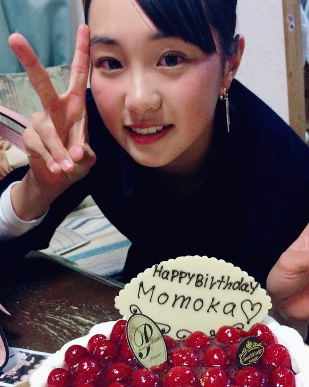 三浦桃香さんのインスタグラム写真 - (三浦桃香Instagram)「昨日は２０歳の誕生日でした。❤️ 皆様のおかげで無事にこの日が迎えられました💕 たくさんの皆様に支えられて私は幸せ者です。 ２０歳になったので更に身を引き締め、行動を弁えます。 2枚目は子供の時、3枚目は高3の18歳の時の誕生日の時の写真です。🤩」2月13日 22時08分 - momokamiura_official