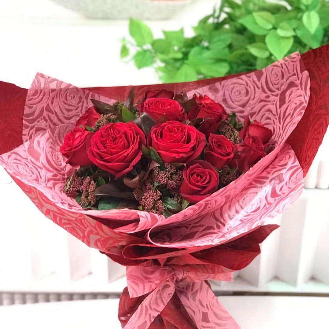 フジテレビ「めざましテレビ」さんのインスタグラム写真 - (フジテレビ「めざましテレビ」Instagram)「・ 明日はバレンタインデー❤️✨ということで今日はバラを紹介したよ🌹バレンタインの日、欧米ではメッセージカードを交換して、あわせて男性から女性にお花（主に赤いバラ）を贈ることが最もポピュラーとされてるんだって( *´艸｀)#めざましテレビ」2月13日 22時38分 - mezamashi.tv