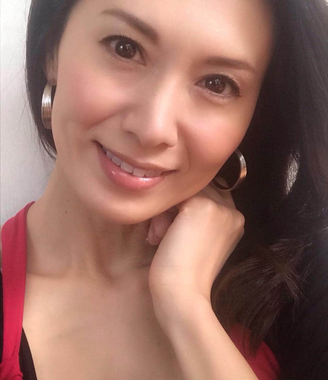 のインスタグラム：「・ ・ ・ Happy Valentine's Day ♡ ・ 今日はバレンタインですね♪ ・ ・ 私はこれからヨガのレッスンをしてきます^ ^ ・ ・ 日頃の感謝の気持ちを込めて… ・ 素敵な1日をお過ごし下さい ・ ・ ・ #駒田奈美 #オスカープロモーション #モデル #ヨガ #ヨガインストラクター #レッスン #バレンタイン #valentine #チョコレート #チョコ」