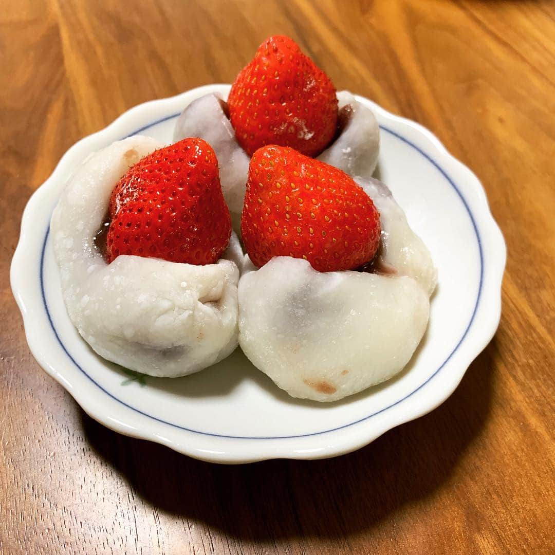 大石真翔さんのインスタグラム写真 - (大石真翔Instagram)「奥さんからのバレンタイーーーーン！ #バレンタイン #手作りいちご大福」2月14日 10時08分 - 014mako10