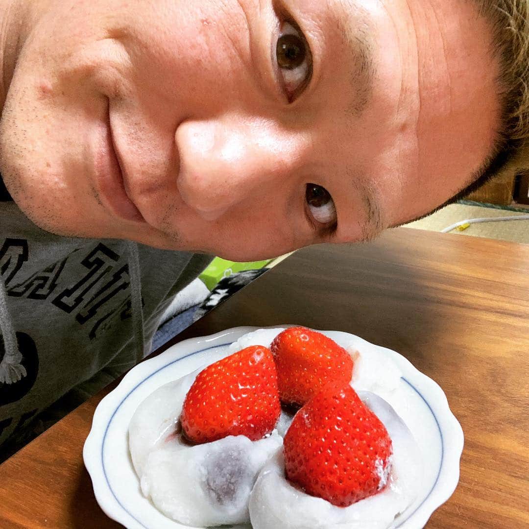 大石真翔さんのインスタグラム写真 - (大石真翔Instagram)「奥さんからのバレンタイーーーーン！ #バレンタイン #手作りいちご大福」2月14日 10時08分 - 014mako10