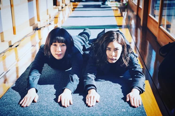水川あさみのインスタグラム：「💝 ハッピーバレンタイン！ 今夜のQUEENは第6話放送です☝️結子さんとスライディング日向ぼっこ☀️ #ドラマQUEEN #木曜よる10時」