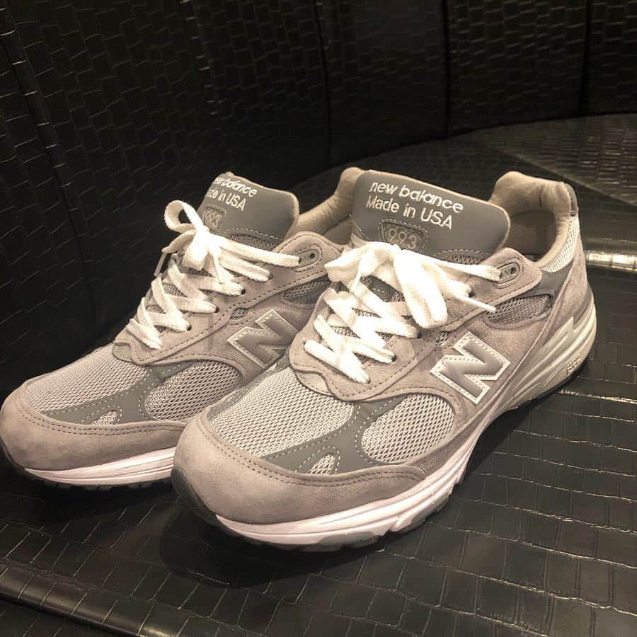 大地洋輔のインスタグラム：「やっと！やっとこさ念願のnew balanceのMR993買えました！  やっとです！！ ずっと欲しかったけど、なかなか手に入らなかった！！ 凄い嬉しい！！！ 大切に履こう！！ ・ ・ ・ ・ ・  #nb993 #mr993 #m993 #newbalance #madeinusa  #スニーカー同好会」