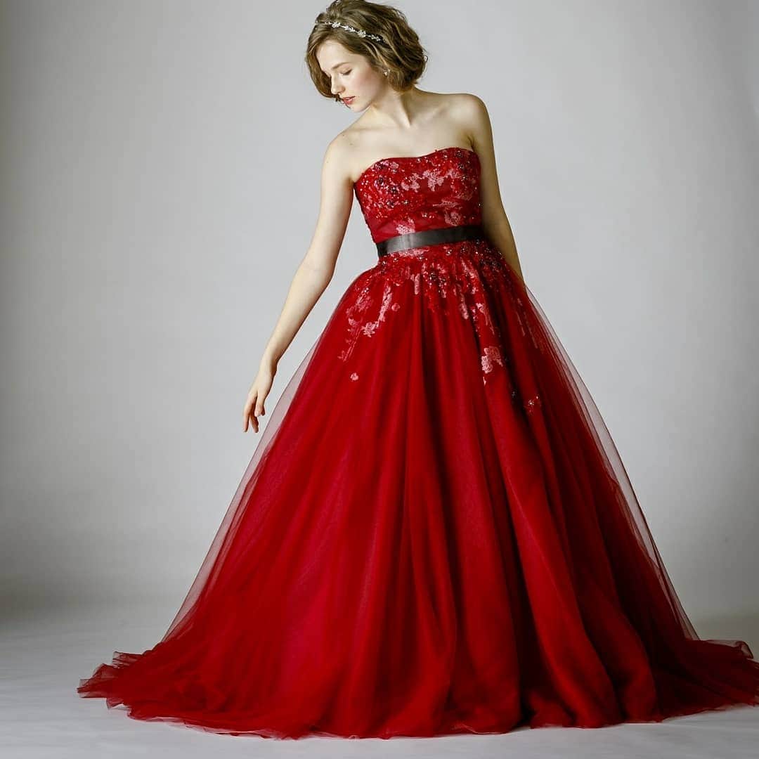 LAVIEEN ROSE Weddingのインスタグラム：「シックな色合いの ワインレッド🍷のカラードレス♡  Dress… ラディ #Valantain #ワインレッド#赤ドレス#reddress#ラビアンローゼ #プレ花嫁#結婚#花嫁#ウエディング#ウェディングドレス#卒花嫁#ドレス迷子#ドレス試着#日本中のプレ花嫁さんと繋がりたい#2019秋婚#2019夏婚#ウェディングレポ#前撮り#フォトウェディング#2019春婚#日本中のプレ花嫁さんと繋がりたい #プレ花嫁さんと繋がりたい #ドレス選び#披露宴#お色直し#大人婚#ホテルウェディング#ナチュラルウェディング#weddingdress #プレ花嫁さんと繋がりたい#tg花嫁#軽井沢ウェディング」