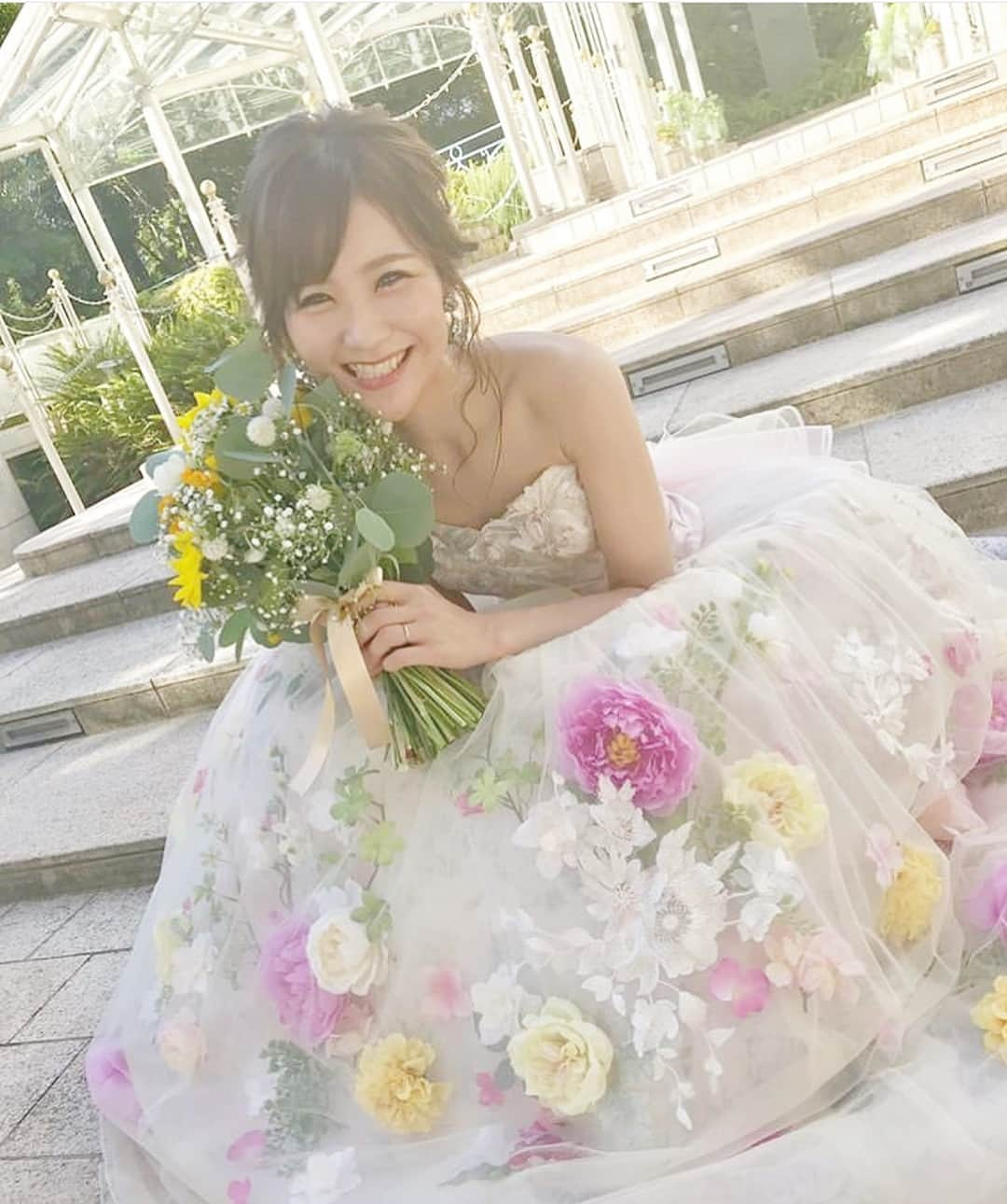 みんなのウェディングさんのインスタグラム写真 - (みんなのウェディングInstagram)「《#ピンクロミナ 💐✨》 . #タカミブライダル の人気のカラードレス ピンクロミナ 💐💕 ふわっとしたチュールの中に たくさんのお花があしらわれているのが特徴❣️ #お座りショット をすると お花畑にいるみたいなお写真が撮れます☺️💕 . . . @yukie_com さんのpicから 紹介させていただきました👰🤵💒✨ ありがとうございます😊💕 . . **************************************** 結婚式準備に役立つ情報毎日更新中✨ 詳しくはプロフィールリンク🔗をcheck❣️ . ****************************************. . . #みんなのウェディング  #プレ花嫁 #結婚準備 #結婚 #ブライダル #卒花 #卒花嫁 #2019冬婚 #2019春婚 #2019夏婚 #2019秋婚 #大人婚 #大人ウェディング #大人かわいい #ドレス試着 #ドレス迷子 #ウェディングドレス #全国のプレ花嫁さんと繋がりたい #日本中のプレ花嫁さんと繋がりたい #モントレ花嫁 #ホテルウェディング #お花ドレス #ピンク #カラードレス」2月14日 7時07分 - minnano_wedding