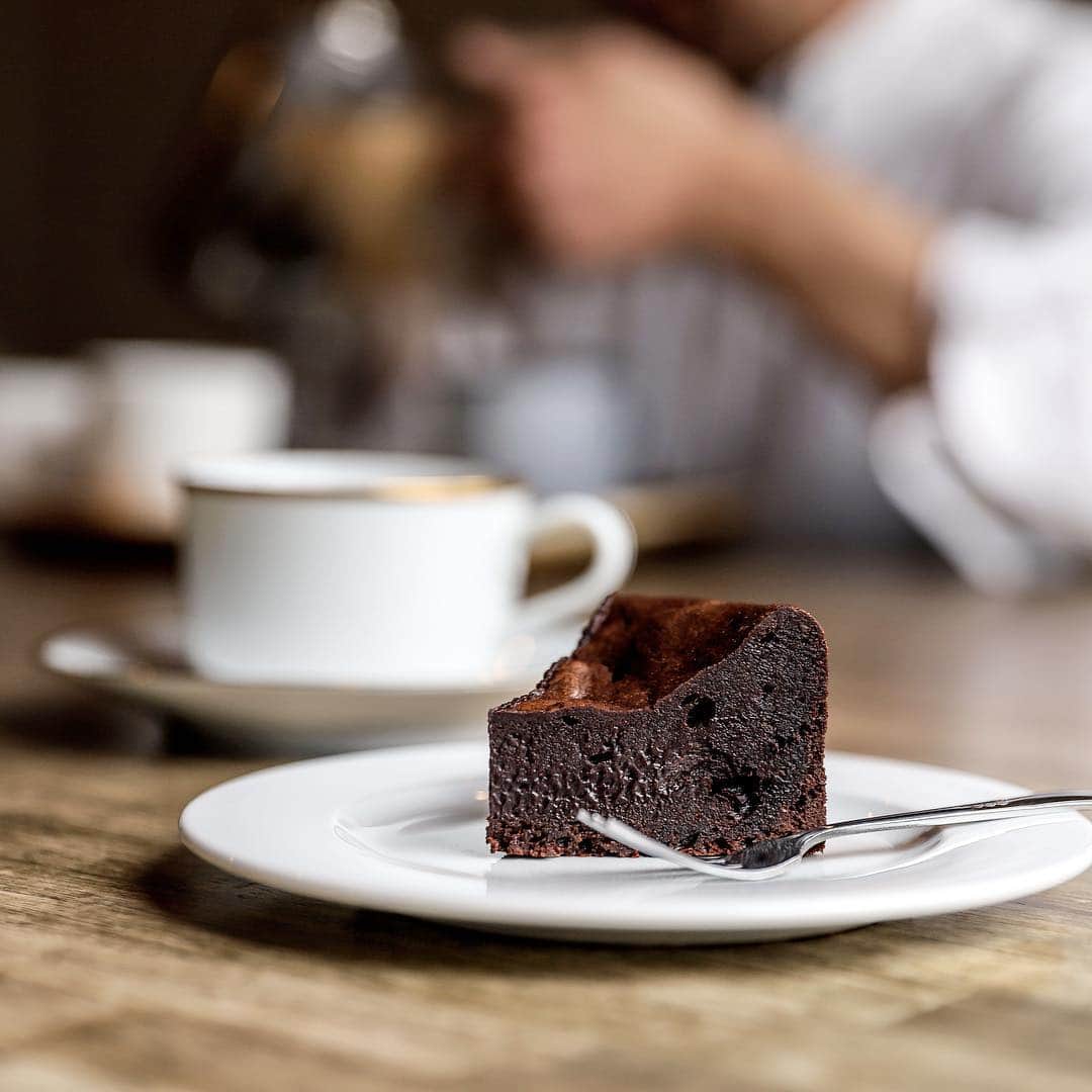 きょん。さんのインスタグラム写真 - (きょん。Instagram)「. .  六珈 @6_coffee ひっそりと 仲間入りした ガトーショコラ氏。 着飾らず ありのままで 十六分に美味な 絶対的濃度。 #六珈#sweets#chocolate」2月14日 7時22分 - kyon_tokiiro