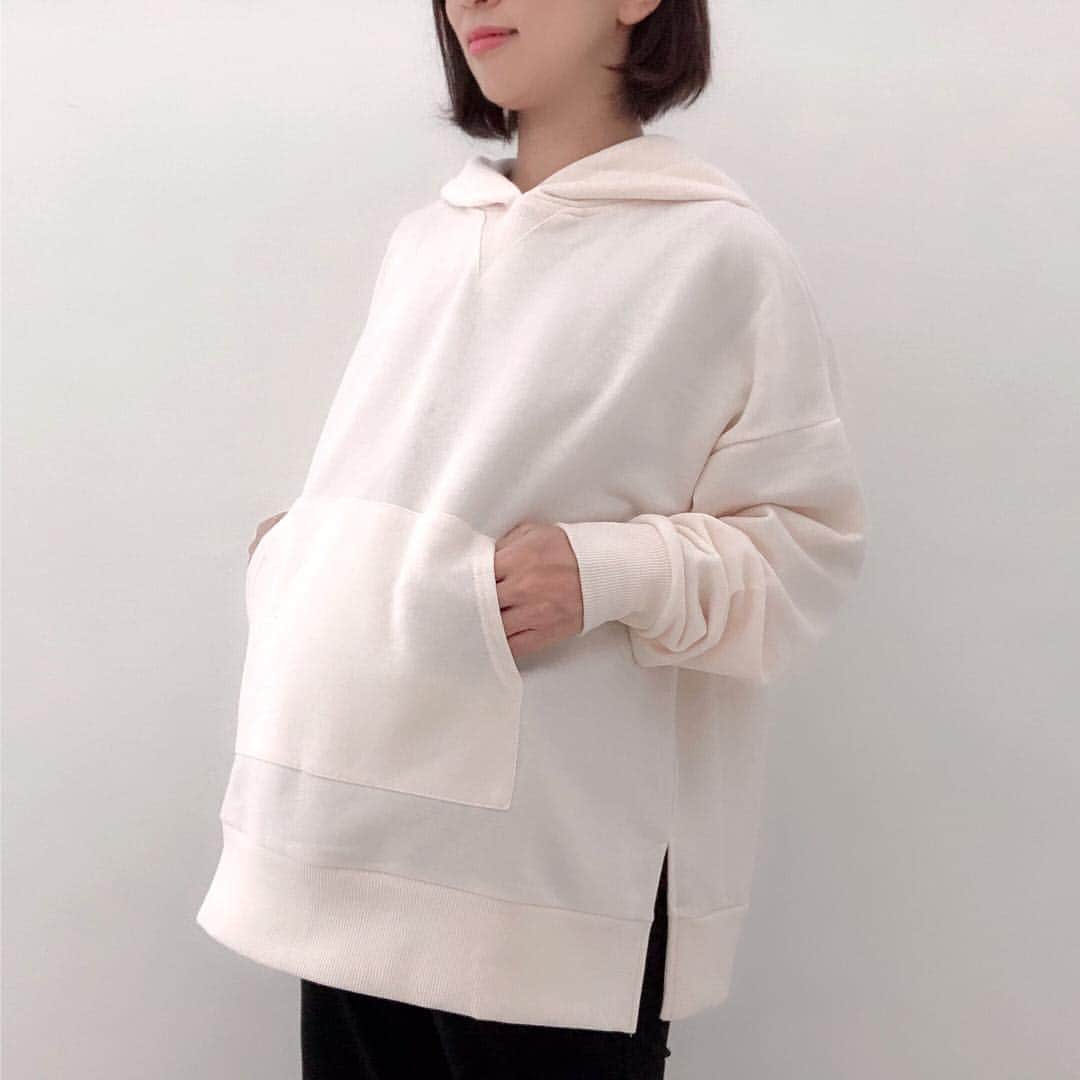 taro_smiledaysのインスタグラム：「#bigパーカー ・ ・ ・ ・ #coca のスウェットトップス❤️ サイドスリット入りでマタニティ体型も🆗👍 ・ 産後はモデルさんみたいに ゆるっとシルエットで着たいなー😉 ・ ・ ・ #ラフシルエットフーディースウェットトップス @coca_official_store  ボトムス @rakuten_fashion ・ ・ ・ ・ ・ ・ #ootd#cordinate #fashionblogger  #休日コーデ #大人カジュアルコーデ #きれいめ#きれいめカジュアル #シンプルコーデ #プチプラコーデ #30代コーデ #30代ファッション #部屋着 #入院生活 #管理入院 #アラフォーコーデ #コーデ記録 #毎日コーデ #妊婦コーデ #マタニティコーデ #妊娠8ヶ月 #妊娠後期 #双子妊娠」