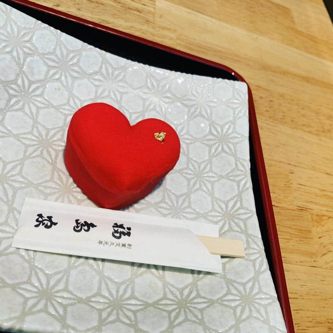 久冨慶子さんのインスタグラム写真 - (久冨慶子Instagram)「❤️HAPPY VALENTINE❤️ 今日は巣鴨へロケに行きました！ バレンタイン仕様の和菓子やお煎餅を取材しましたよ✨ チョコレート以外にも色々なバレンタインの楽しみ方がありますね😋 ご馳走様でした🙏 ＊ ＊ #巣鴨 #福島屋 #雷神堂 #テレビ朝日 #スーパーjチャンネル  #valentine  #服も偶然ハート ＊ ＊ アナウンス部では 今日はお菓子が溢れかえっています🍫🍭🍬 雪乃ちゃんからは手作りクッキーをもらいました🍪 毎年プレゼントしてくれていて味のレベルが上がっています👀✨ 自己主張クッキーって名前だそうです笑 今村さんからもとってもお洒落なチョコレートいただきました🍫✨ まだもったいなくて食べていません😝 @ryoko.imamu  私は旦那さんにガトーショコラを焼きました😋」2月14日 19時35分 - keiko0hisatomi