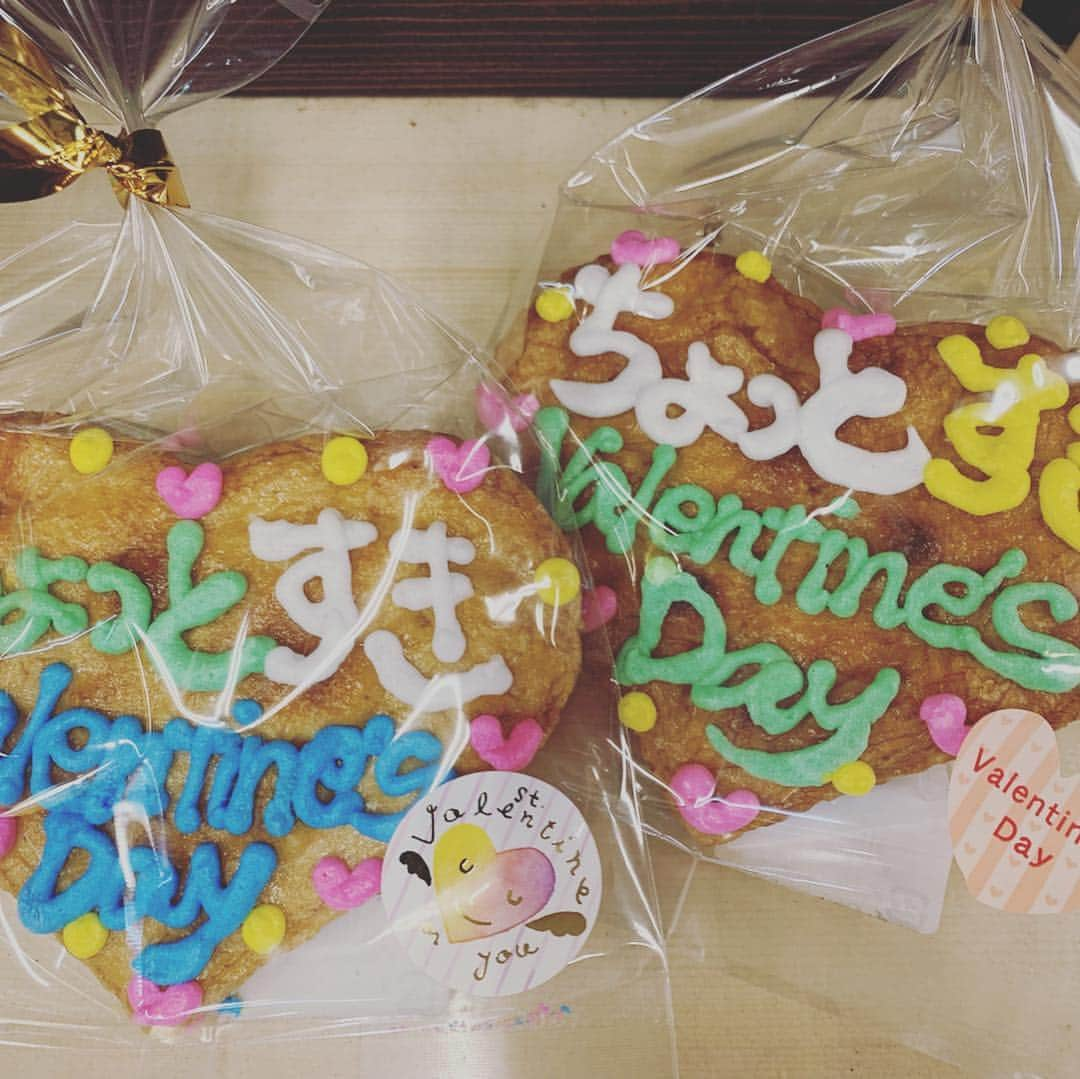 久冨慶子さんのインスタグラム写真 - (久冨慶子Instagram)「❤️HAPPY VALENTINE❤️ 今日は巣鴨へロケに行きました！ バレンタイン仕様の和菓子やお煎餅を取材しましたよ✨ チョコレート以外にも色々なバレンタインの楽しみ方がありますね😋 ご馳走様でした🙏 ＊ ＊ #巣鴨 #福島屋 #雷神堂 #テレビ朝日 #スーパーjチャンネル  #valentine  #服も偶然ハート ＊ ＊ アナウンス部では 今日はお菓子が溢れかえっています🍫🍭🍬 雪乃ちゃんからは手作りクッキーをもらいました🍪 毎年プレゼントしてくれていて味のレベルが上がっています👀✨ 自己主張クッキーって名前だそうです笑 今村さんからもとってもお洒落なチョコレートいただきました🍫✨ まだもったいなくて食べていません😝 @ryoko.imamu  私は旦那さんにガトーショコラを焼きました😋」2月14日 19時35分 - keiko0hisatomi