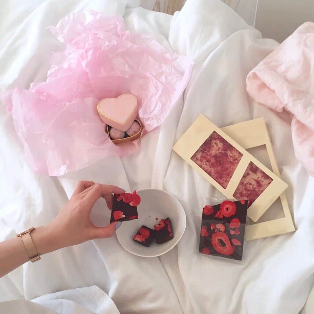 COCON AOYAMA｜ASLEEPコンセプトショップのインスタグラム：「.⠀ チョコレートの甘い匂いとともに癒されませんか？🍫💘⠀ ⠀ .⠀ "質の高い眠り"を追求するASLEEP（アスリープ）のコンセプトショップCOCON AOYAMA 自分に最適なマットレスが3分でわかる「姿勢診断システム」体験を実施中⠀ .⠀ ▶アスリープの詳細はプロフィール（@cocon_asleep ）のリンクから🥺❤️ ⠀ ⠀ #coconaoyama #アスリープ #アイシンベッド #ベッドメイキング #マットレス #ベッド #寝室 #AOビル #青山 #表参道 #インテリア #インテリアコーディネート #ひとり暮らしインテリア #ひとり暮らし部屋 #マイルーム #ホワイトインテリア #インマイルーム  #ベッドの上 #flatlay #myroom #bedroom #bedroomdecor #ベッドルーム #寝室インテリア  #ベッドの上 #onthebed #毛布 #毛布ラブ #毛布の上で  #バレンタイン」