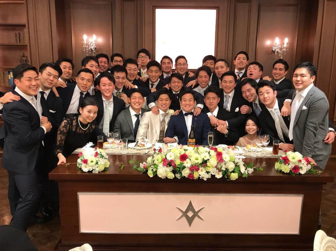 のインスタグラム：「晋吾結婚おめでとう🎉 早稲田の同期も集まって楽しい結婚式やった🤵👰 #しんごとなつみの結婚式 #wedding #東京 #早稲田 #ラグビー #rugby #同期」