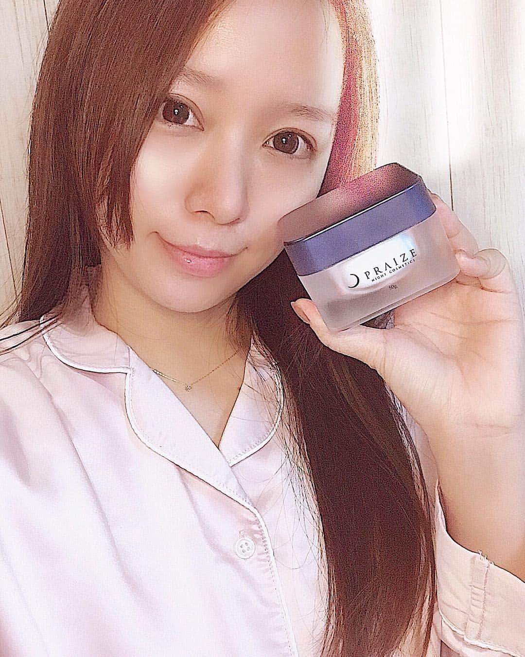 のインスタグラム：「時短スキンケアといえばオールインワンゲル。 でもオールインワンゲルってなかなか肌に馴染まないものが多いし、塗った後のべたべた感が嫌いって人も多いんじゃないでしょうか？ PRAIZE(プライズ)のオールインワンゲルはびっくりするほど肌馴染みが良くて、お肌がふっくらプルプルになるアイテム。 週末のスペシャルケアにこのオールインワンゲルをたっぷり塗って、上からパック&ハンドプレスするとお肌が甦る〜✨💆‍♀️ パッケージも高級感あってプレゼントにも良さそう🎁 . . . #すっぴん #詐欺すっぴん #現代技術に感謝 #😂 #PRAIZE #pr #プライズ #オールインワンゲル #化粧品 #おさぼり美容 #時短ケア #夜用コスメ #ナイトコスメ #スキンケア #コスメ #🌝 #スペシャルケア」